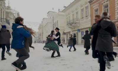 szia.sk - Flashmob: magyar néptánc a hóesésben Kassán