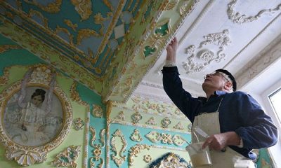 szia.sk - Barokk kastéllyá változtatta a panel lépcsőházát a nyugdíjas!